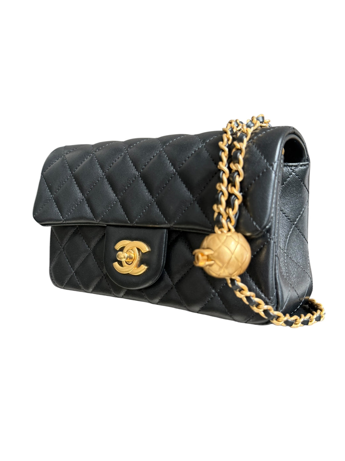 Chanel Pearl Crush Mini Flap Bag ist aus schwarzem Lammleder und zeichnet sich durch goldene Hardware sowie eine verstellbare Kette mit einer ikonischen Perlenkugel aus.