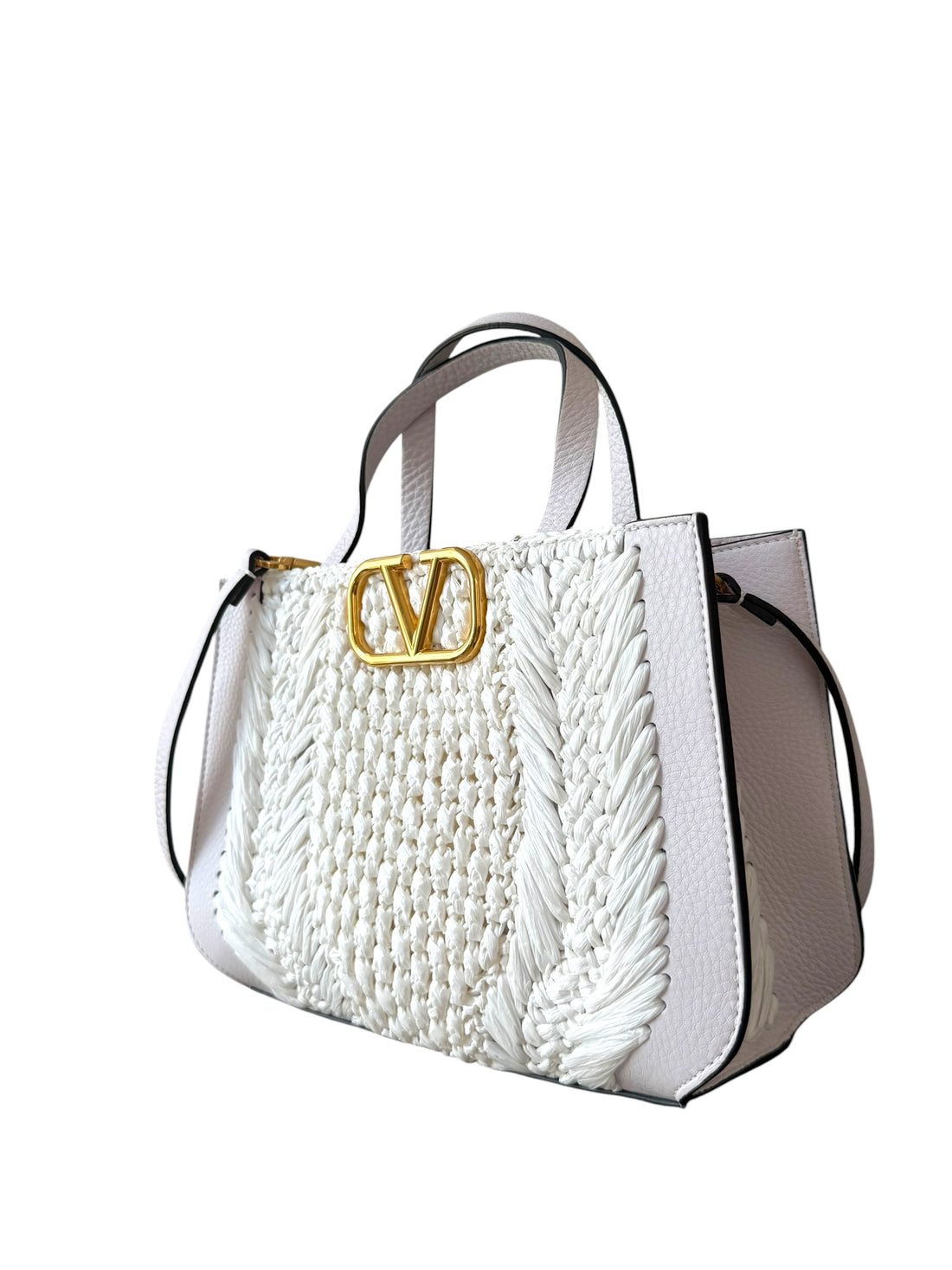 Valentino Tasche mit Logoplakette von VALENTINO GARAVANI in der Farbe Kreide, mit Lederbesatz, Raffiabast und goldfarbener Logoplakette