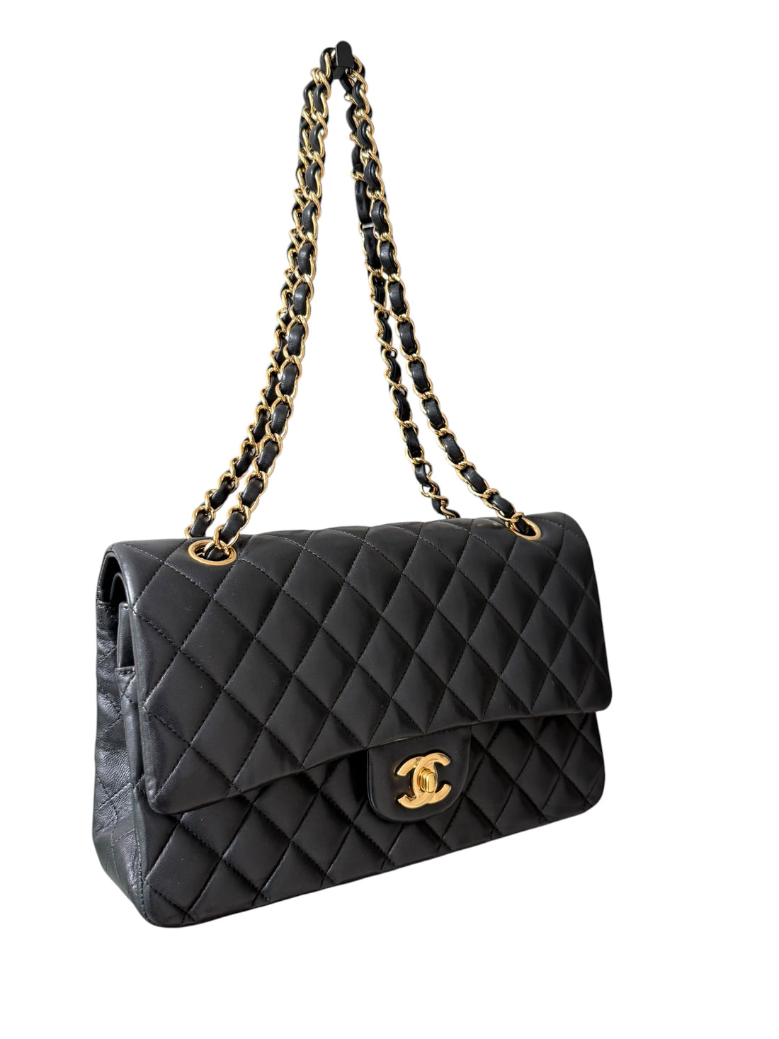 Chanel Medium Classic Double Flap Bag aus schwarzem Lammleder und goldfarbener Hardware. Bordeauxfarbenes Innenfutter