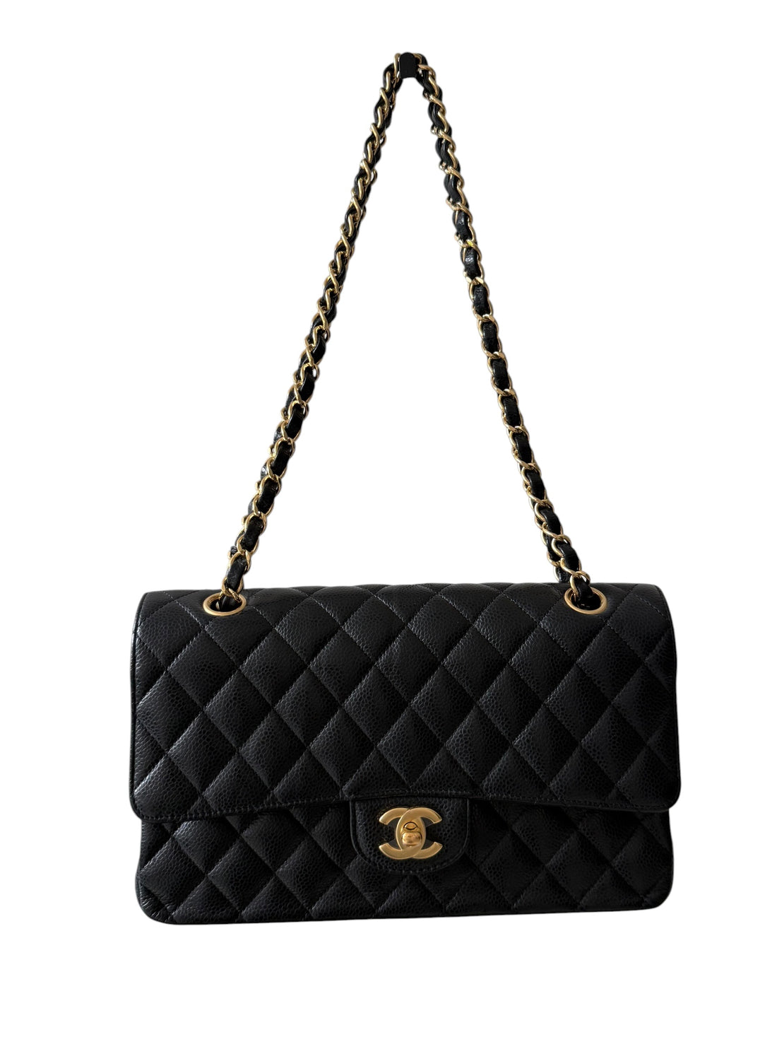 Chanel Medium Classic Double Flap Bag aus schwarzem Caviarleder und goldfarbener Hardware. Bordeauxfarbenes Innenfutter