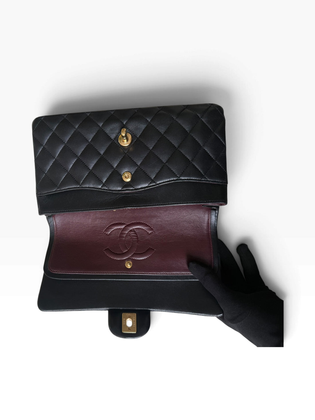 Chanel Medium Classic Double Flap Bag aus schwarzem Lammleder und goldfarbener Hardware