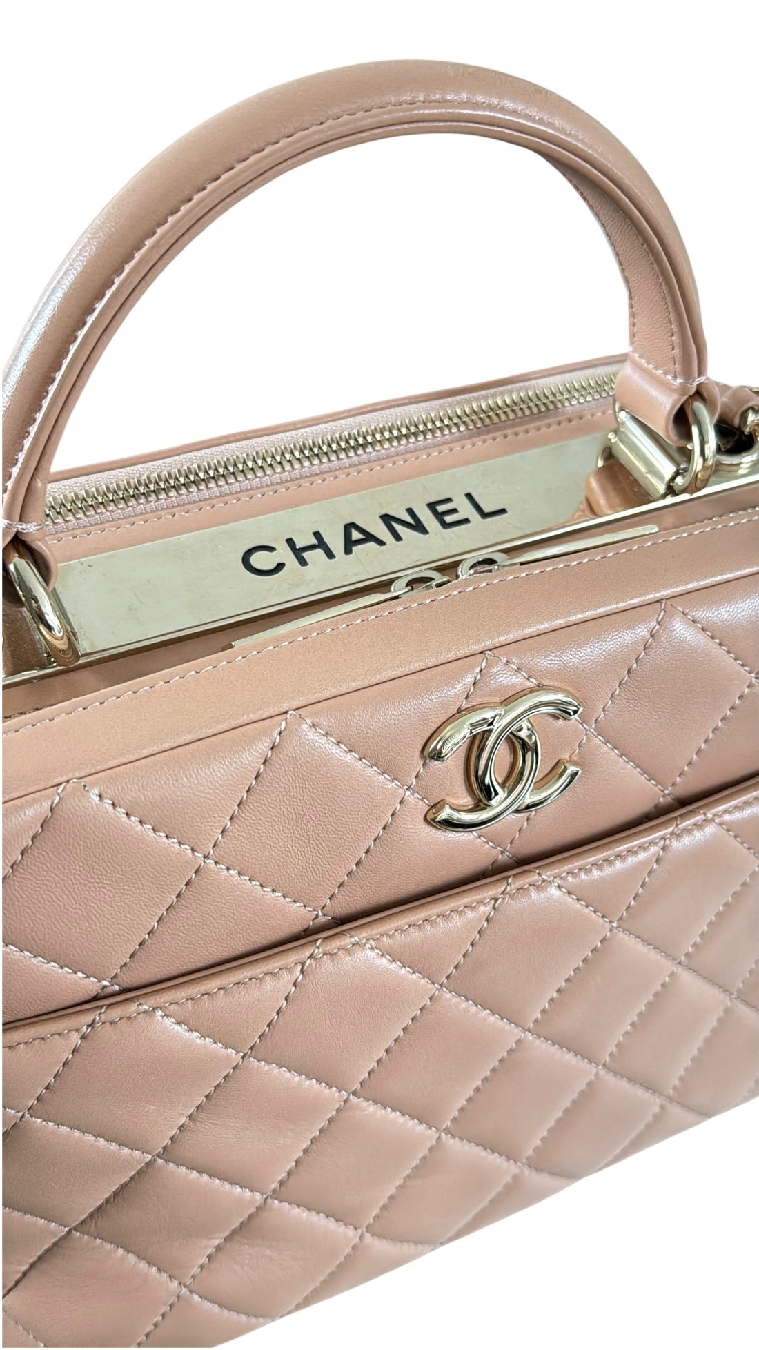 Chanel Trendy CC Bowling Bag in nudefarbenem Lammleder und goldfarbenen Beschlägen.