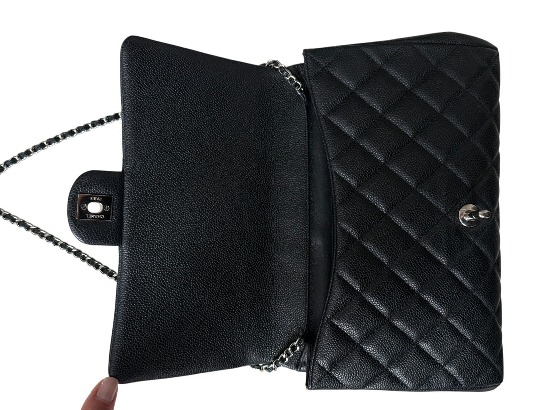 Chanel Classic Timeless Single Flap Bag Clutch aus schwarzem Kaviarleder und silberfarbener Hardware.