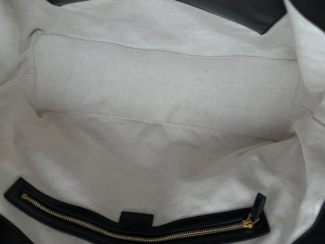 Gucci GG Matelassé Tote Bag aus schwarzem Kalbsleder zeichnet sich durch ihre charakteristische Steppung, das ikonische GG-Muster und glänzende, goldfarbene Logo-Details aus.