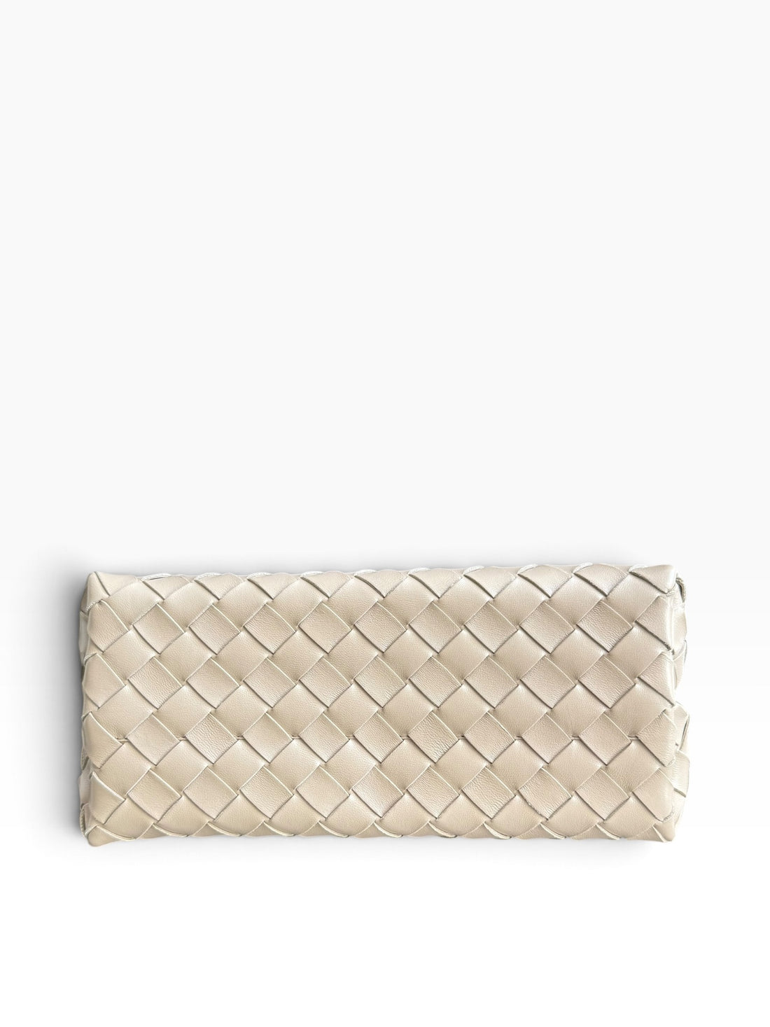 Bottega Veneta Andiamo small in der Farbe ecru aus weichem Intrecciato Lammleder mit charakteristischem Knotendetail und gleitendem Crossbody-Riemen