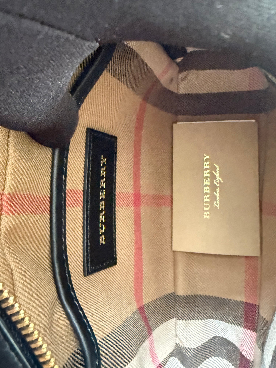 Burberry Small Buckle Leather Crossbody Bag aus schwarzem Leder mit goldfarbener Schliesse und klassischen Vintage Check-Details- magnetischer Verschlus