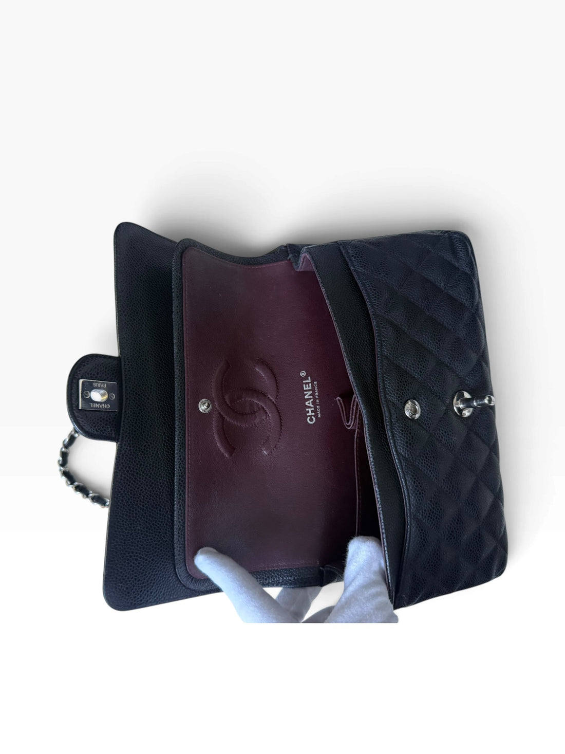 CHANEL Medium Classic Double Flap Bag aus schwarzem Kaviarleder und silberfarbener Hardware.