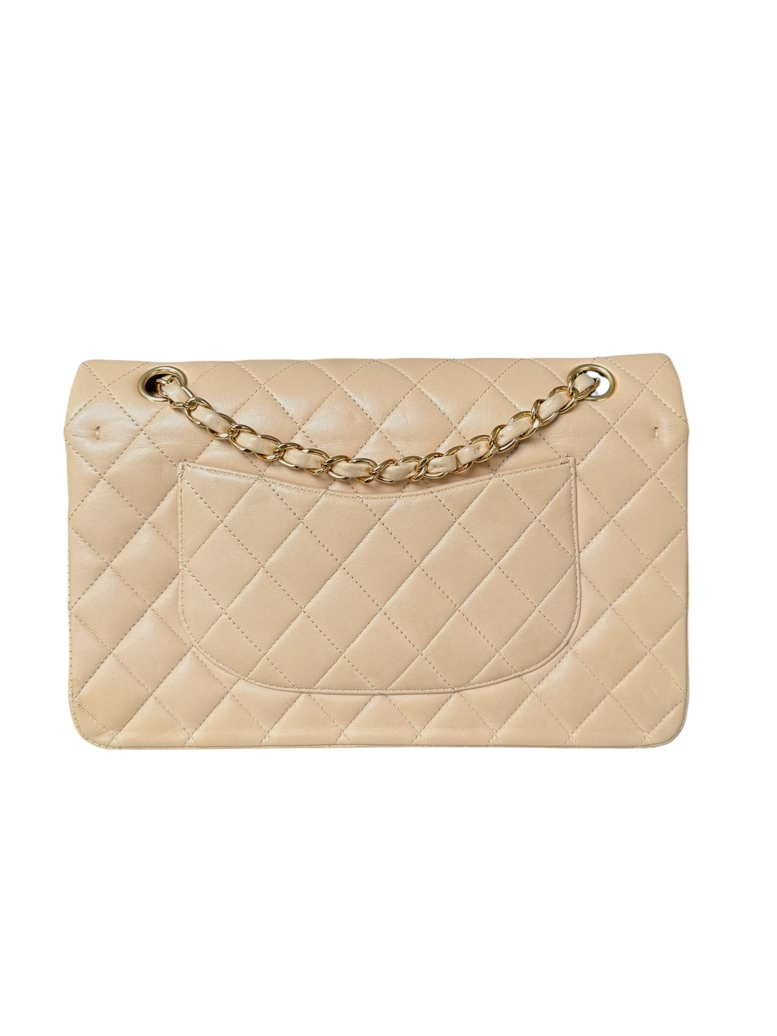 Chanel Classic Medium Double Flap Bag ist aus beigem Lammleder gefertigt und verfügt über eine charakteristische Rautensteppung. Goldfarbene Hardware