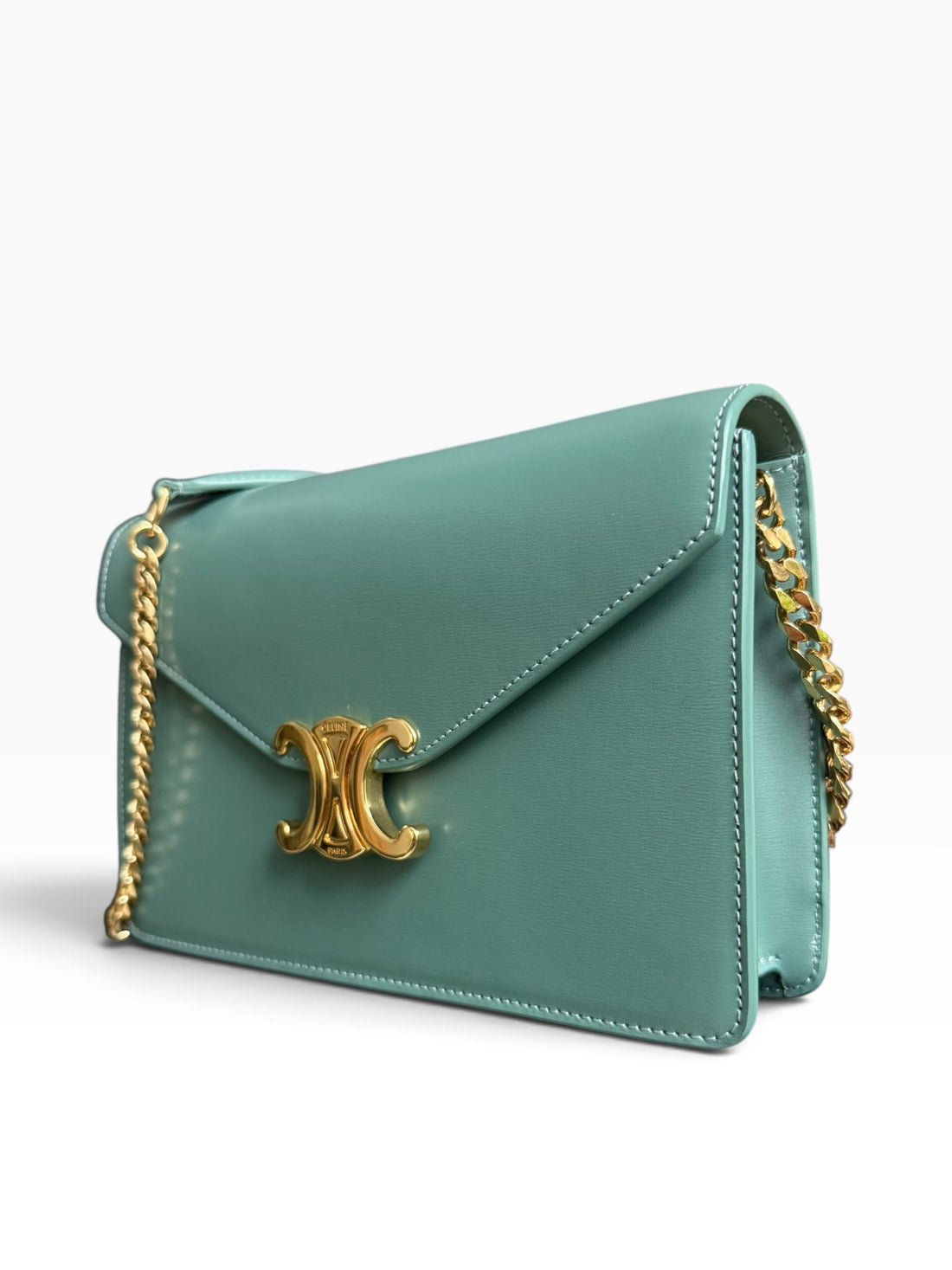 Portefeuille CELINE Wallet on Chain Margo couleur céladon avec chaîne d'épaule amovible.
