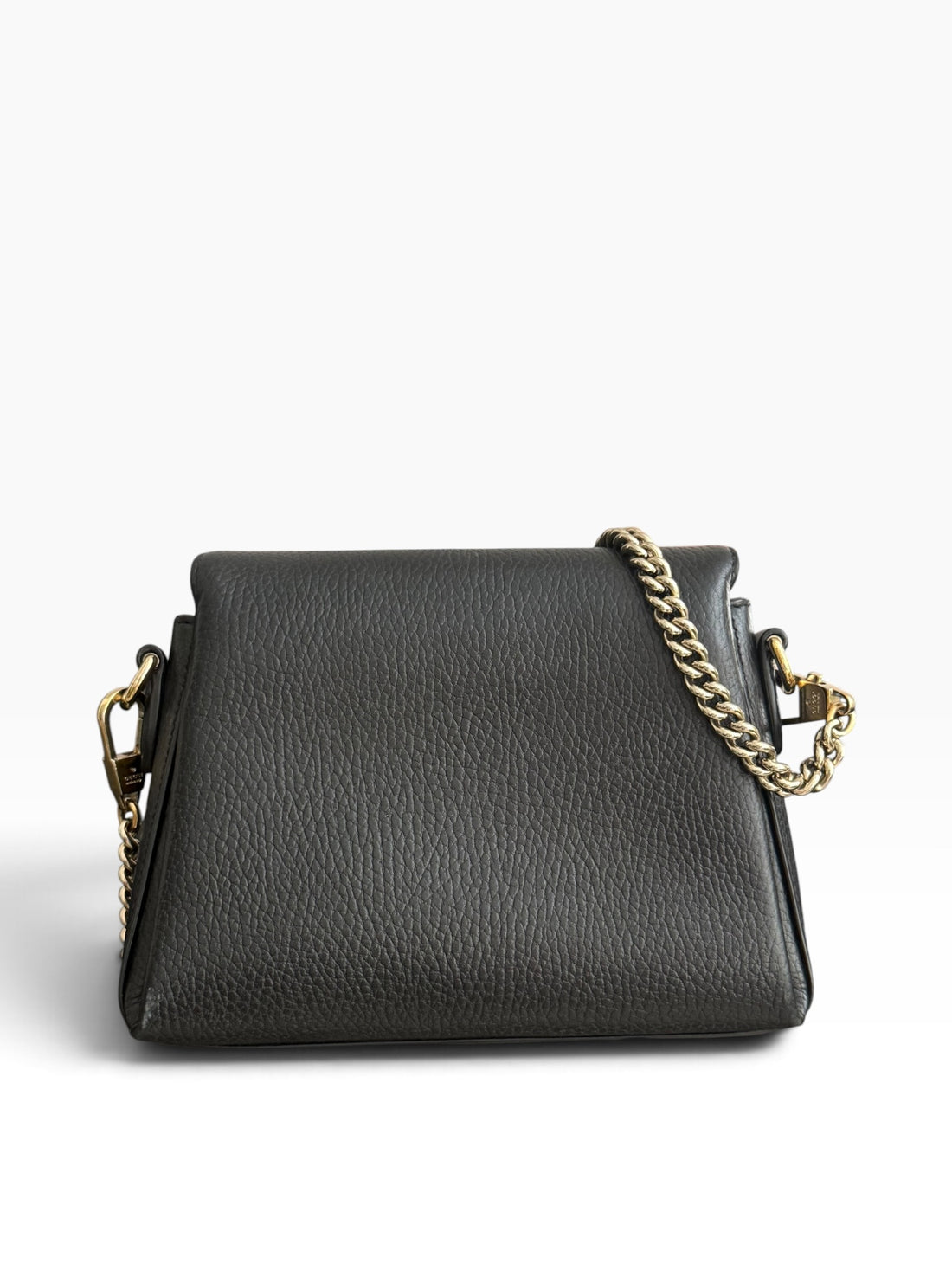 Gucci Interlocking G Umhängetasche aus genarbtem schwarzem Leder mit goldfarbenen Beschlägen.