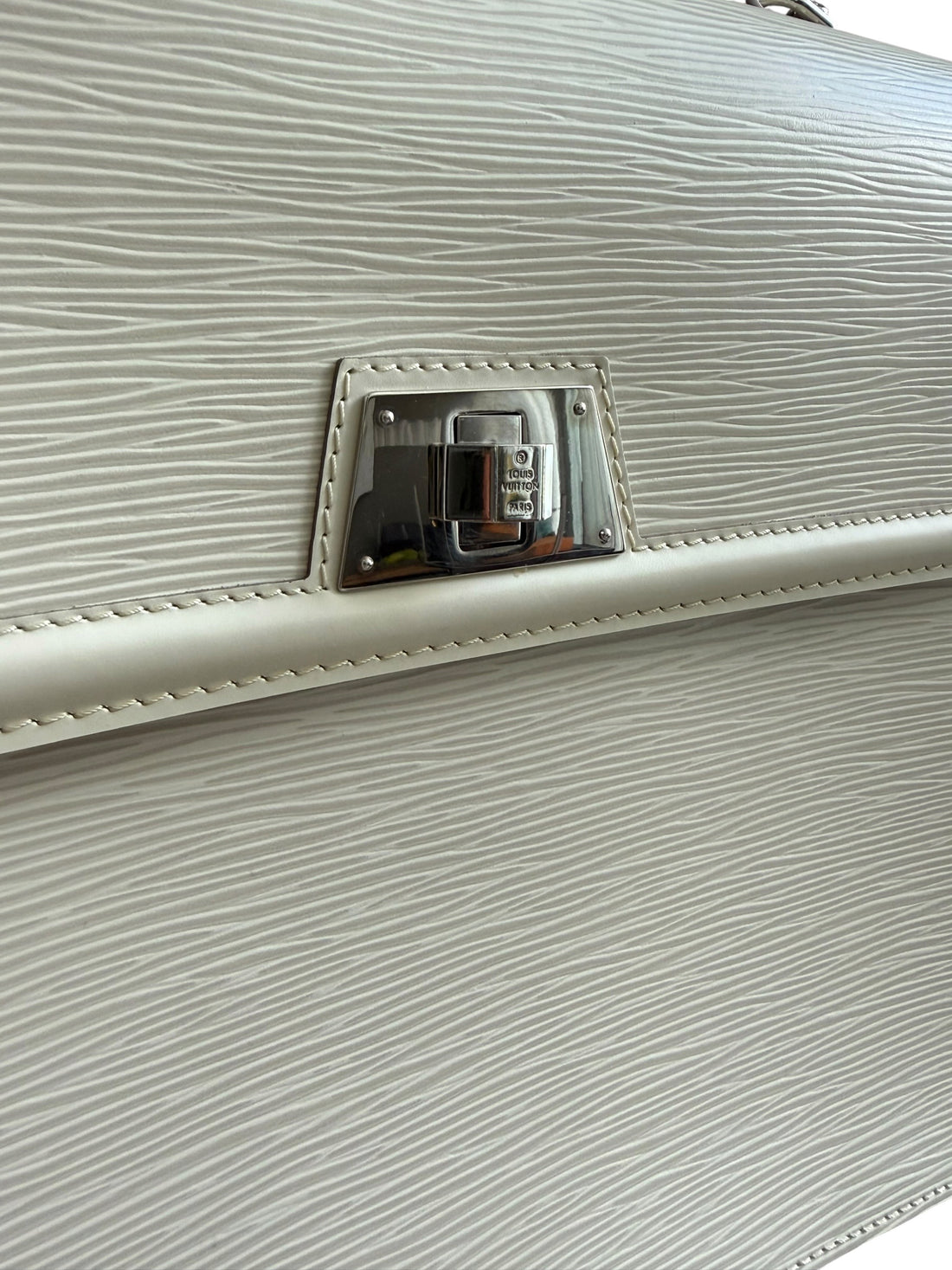 Louis Vuitton Sevigne aus EPI Leder in der Farbe Kreideweiss.