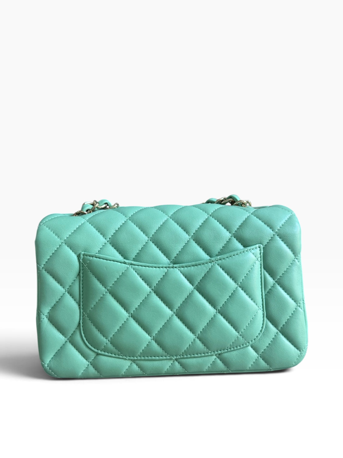 Chanel Mini Classic Flap aus Lamm-Leder mit light-goldfarbener Hardware in der Farbe Mintgrün / Pastellgrün