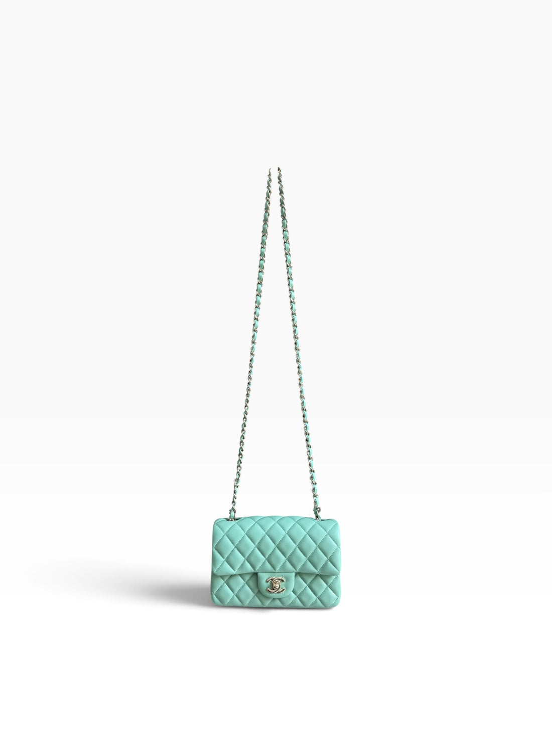 Chanel Mini Classic Flap aus Lamm-Leder mit light-goldfarbener Hardware in der Farbe Mintgrün / Pastellgrün