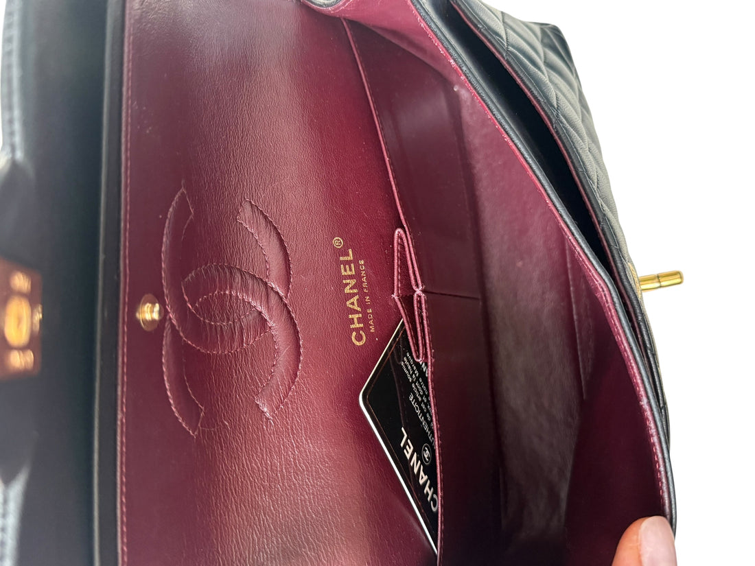 Chanel Medium Classic Double Flap Bag aus schwarzem Lammleder und goldfarbener Hardware.