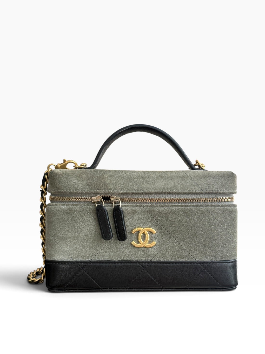 CHANEL VANITY MIT KETTE. Kalbsvelours, glänzendes Lammleder und goldfarbenes Metall . Khaki & Schwarz. Aus der aktuellen Kollektion von Matthieu Blazy.