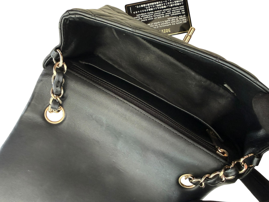 Chanel Mini Rectangular Classic Flap aus schwarzem Lamm-Leder mit light-goldfarbener Hardware ist eine zeitlose Ikone der Modegeschichte