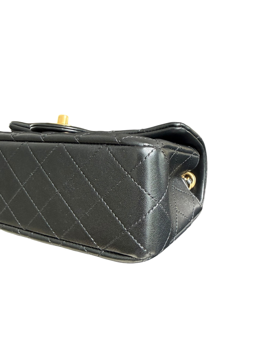 Chanel Pearl Crush Mini Flap Bag ist aus schwarzem Lammleder und zeichnet sich durch goldene Hardware sowie eine verstellbare Kette mit einer ikonischen Perlenkugel aus.