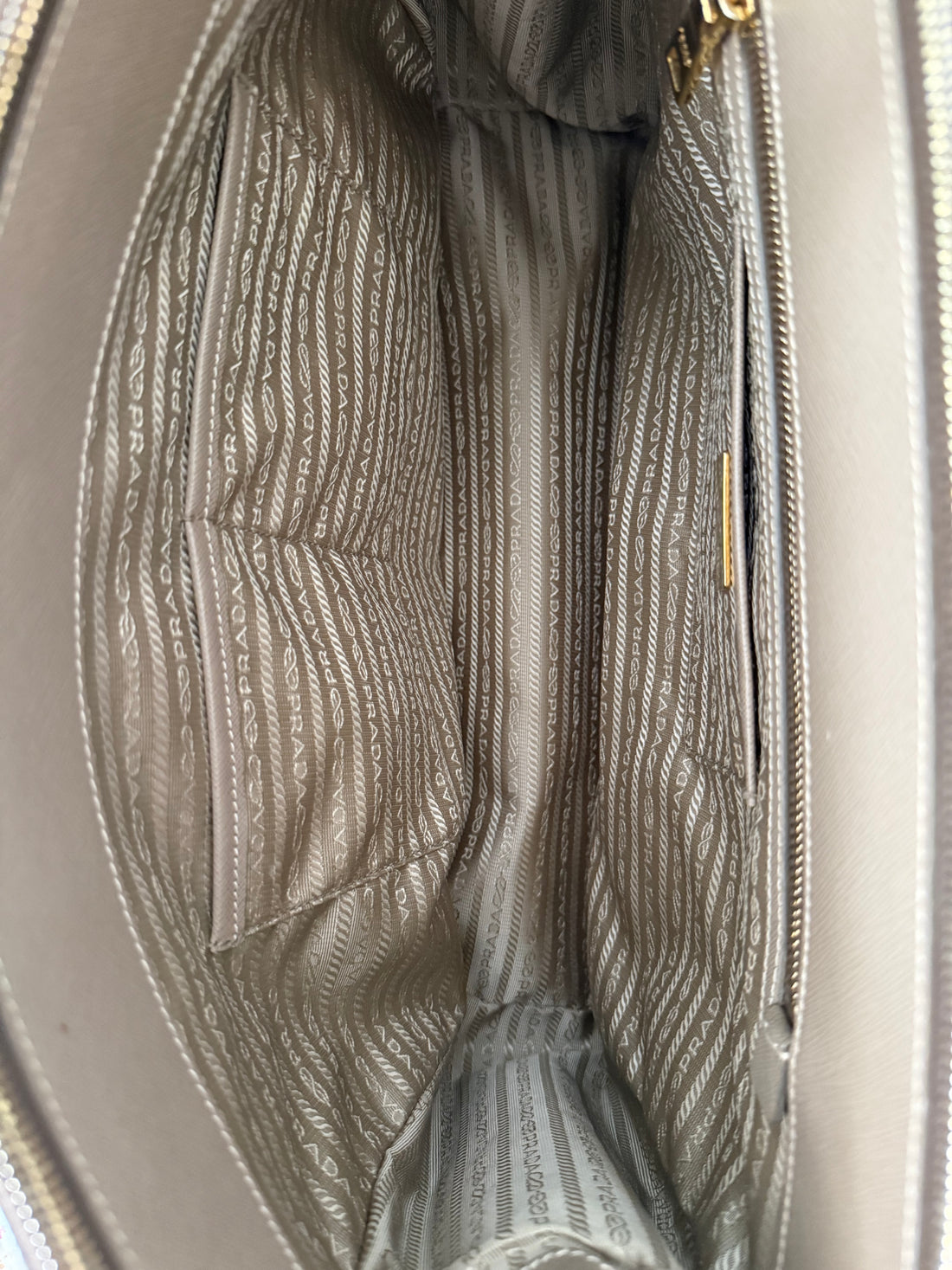 PRADA Saffiano Shopper Tote Bag in der Farbe Taupe / Beige