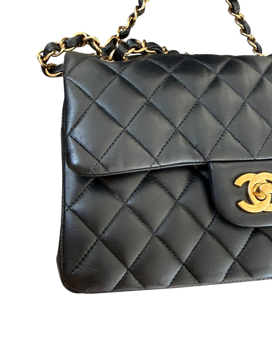 Chanel Small Classic Double Flap Bag aus schwarzem Lammleder und goldfarbener Hardware. Bordeauxfarbenes Innenfutter.