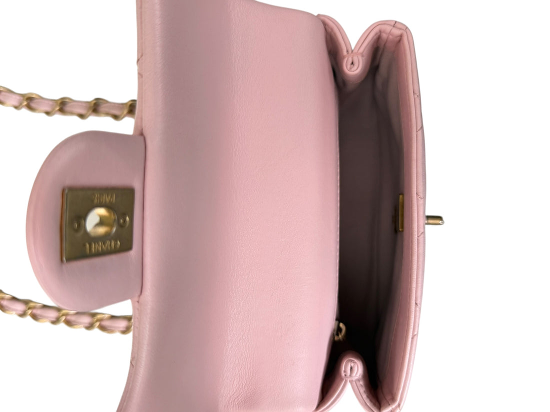 Chanel Timeless Mini Rectangular in der Farbe rosa. Lammleder