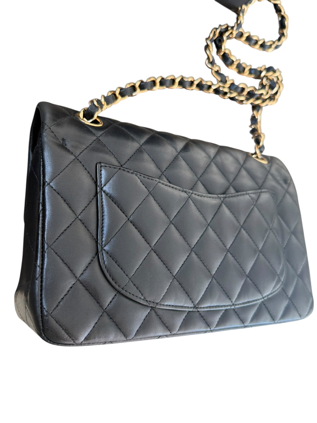 Chanel Small Classic Double Flap Bag aus schwarzem Lammleder und goldfarbener Hardware. Bordeauxfarbenes Innenfutter.