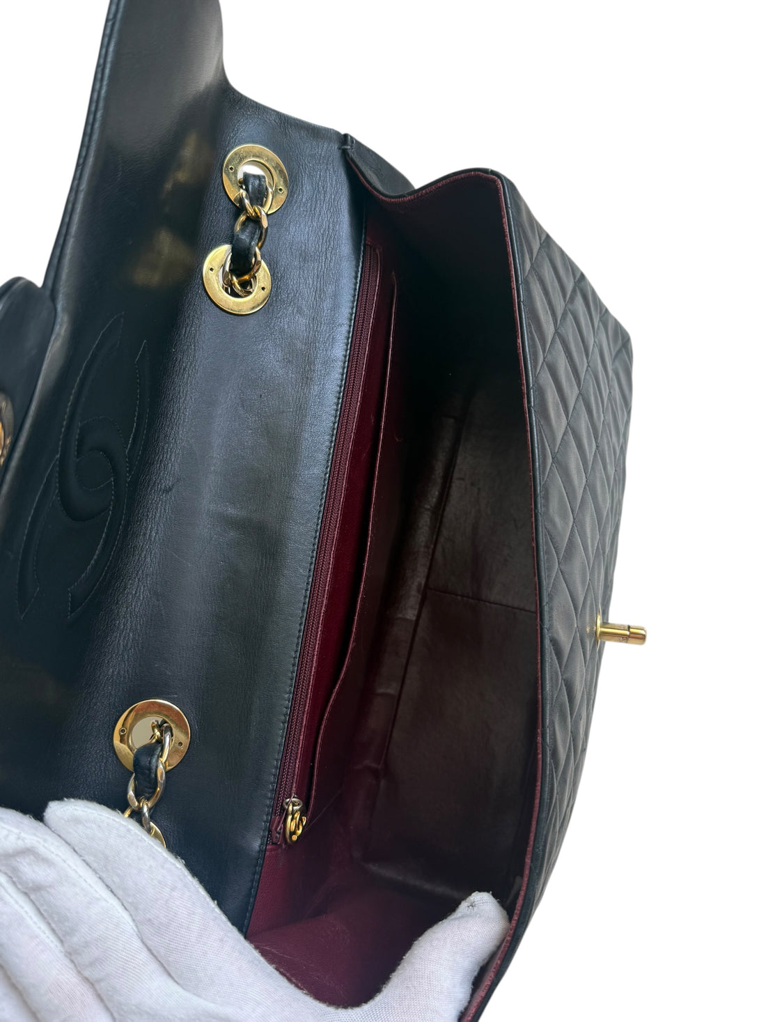 Chanel Classic Flap Bag Maxi Vintage aus schwarzem Lammleder und 24 Karat vergoldeter Hardware.