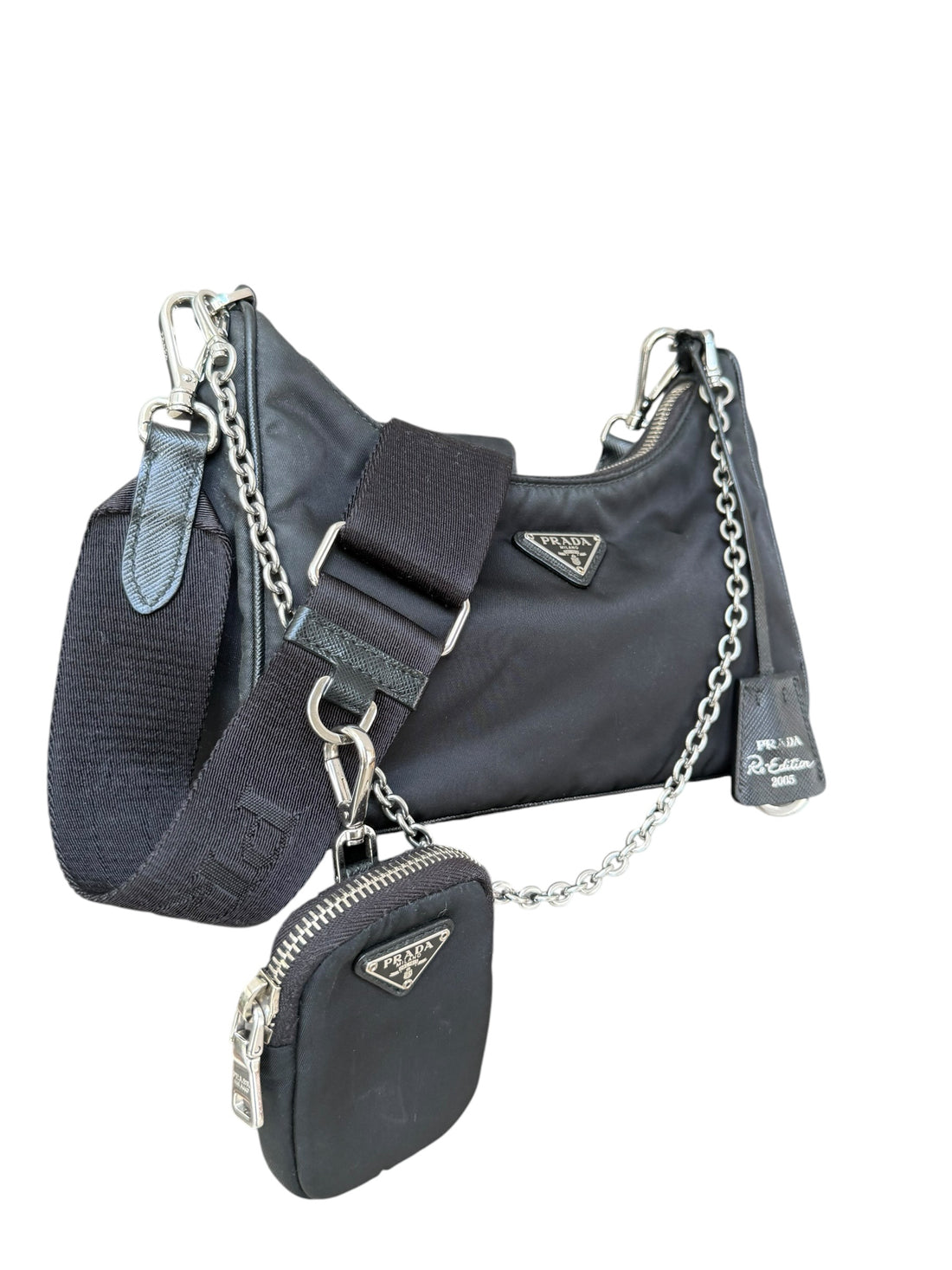 PRADA Re-Edition 2005 Tasche aus 100% Nylon in Schwarz mit abnehm- und verstellbarem Schulterriemen, abnehmbarem Schlüsselring und Pouch.