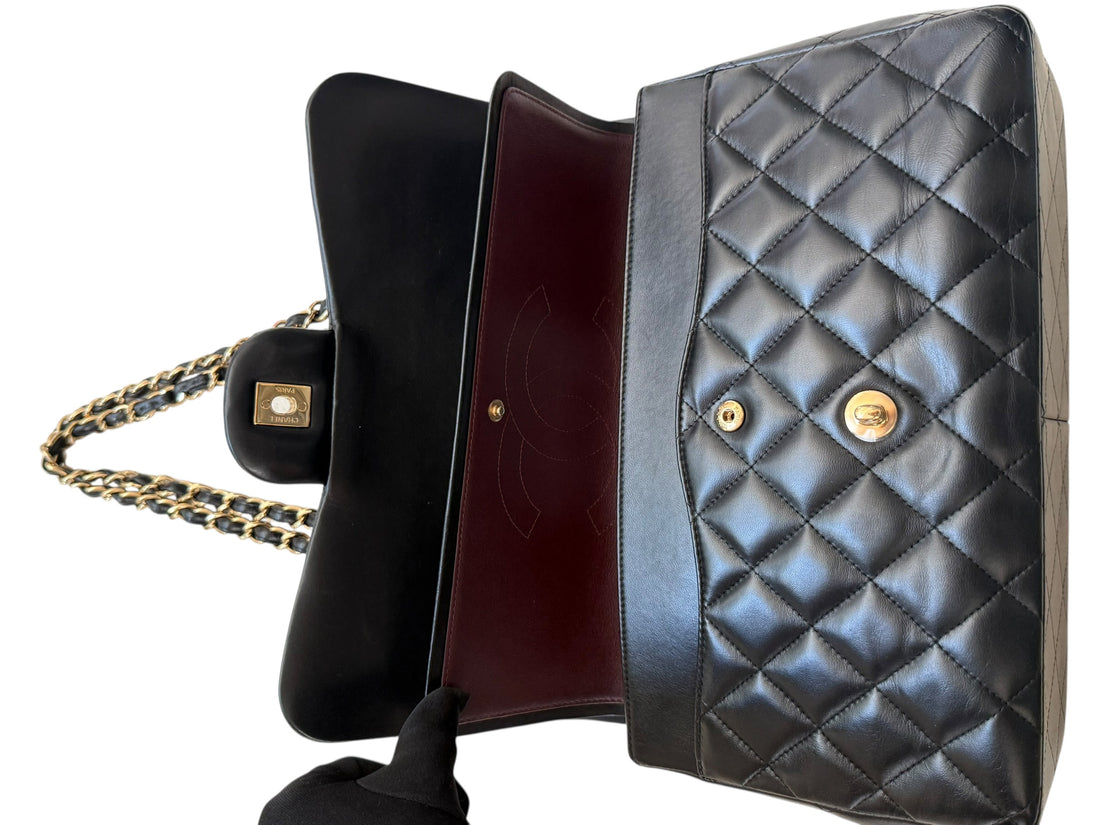 Chanel Classic Timeless Jumbo Double Flap Bag aus schwarzem Lammleder mit goldfarbener Hardware.