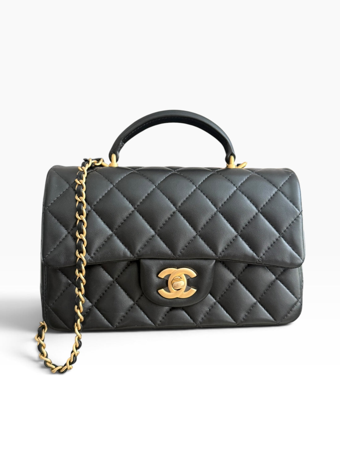 Chanel Classic Mini Top Handle aus schwarzem Lammleder und goldfarbener Hardware.