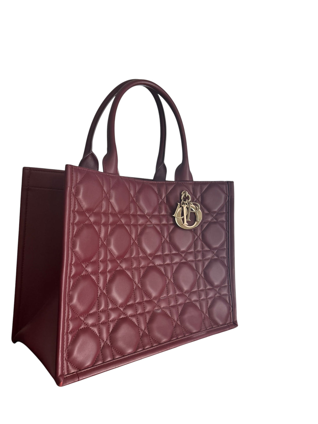 Mittelgroße Dior Book Tote in Macrocannage Kalbsleder in der Farbe bordeauxrot.