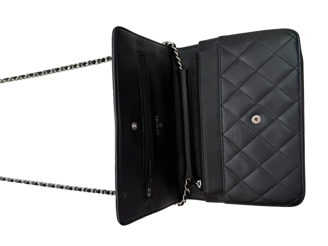 CHANEL WOC Wallet on Chain aus schwarzem Lammleder und silberfarbener Hardware.