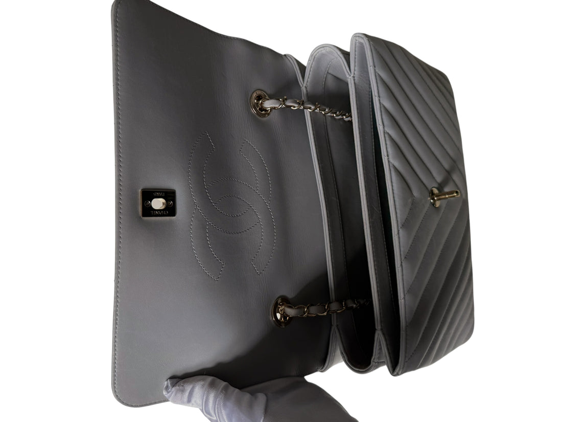 Chanel Trendy CC Chevron mit Griff aus grauem Lammleder und champagnerfarbener Hardware.