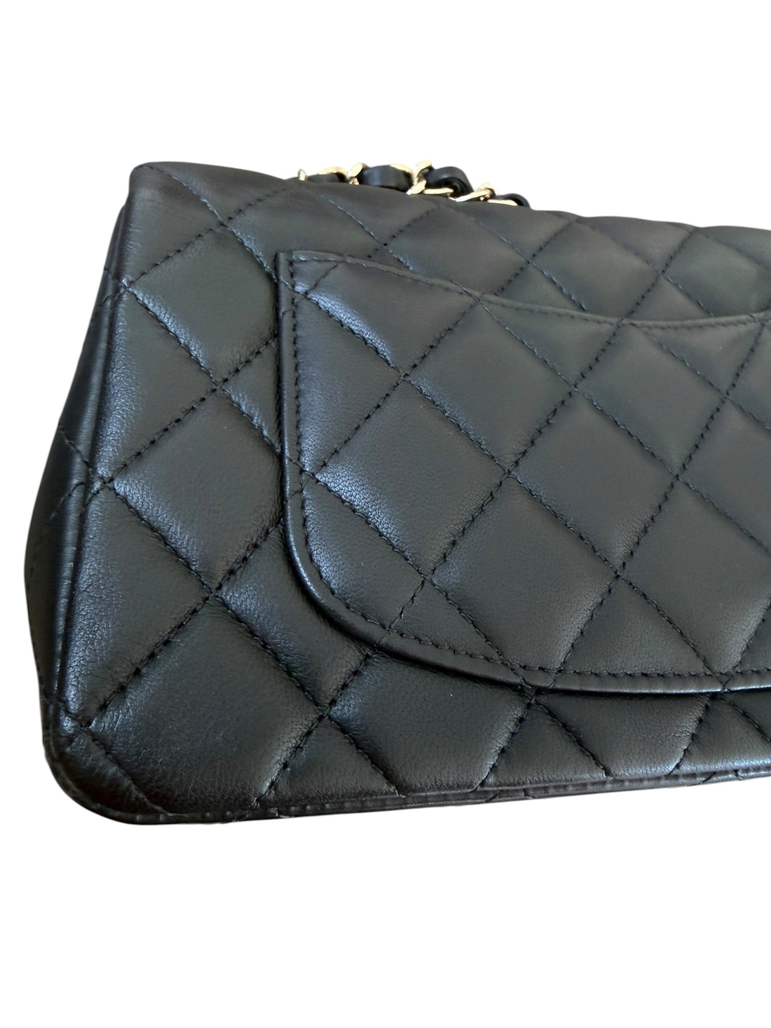 Chanel Mini Rectangular Classic Flap aus schwarzem Lamm-Leder mit light-goldfarbener Hardware ist eine zeitlose Ikone der Modegeschichte