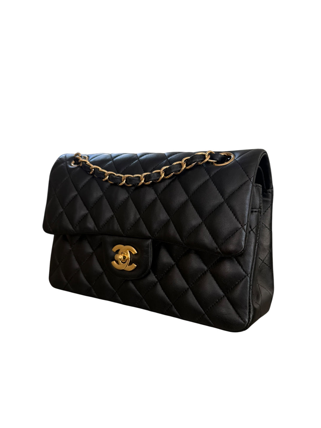 Chanel Small Classic Double Flap Bag aus schwarzem Lammleder und goldfarbener Hardware. Bordeauxfarbenes Innenfutter.