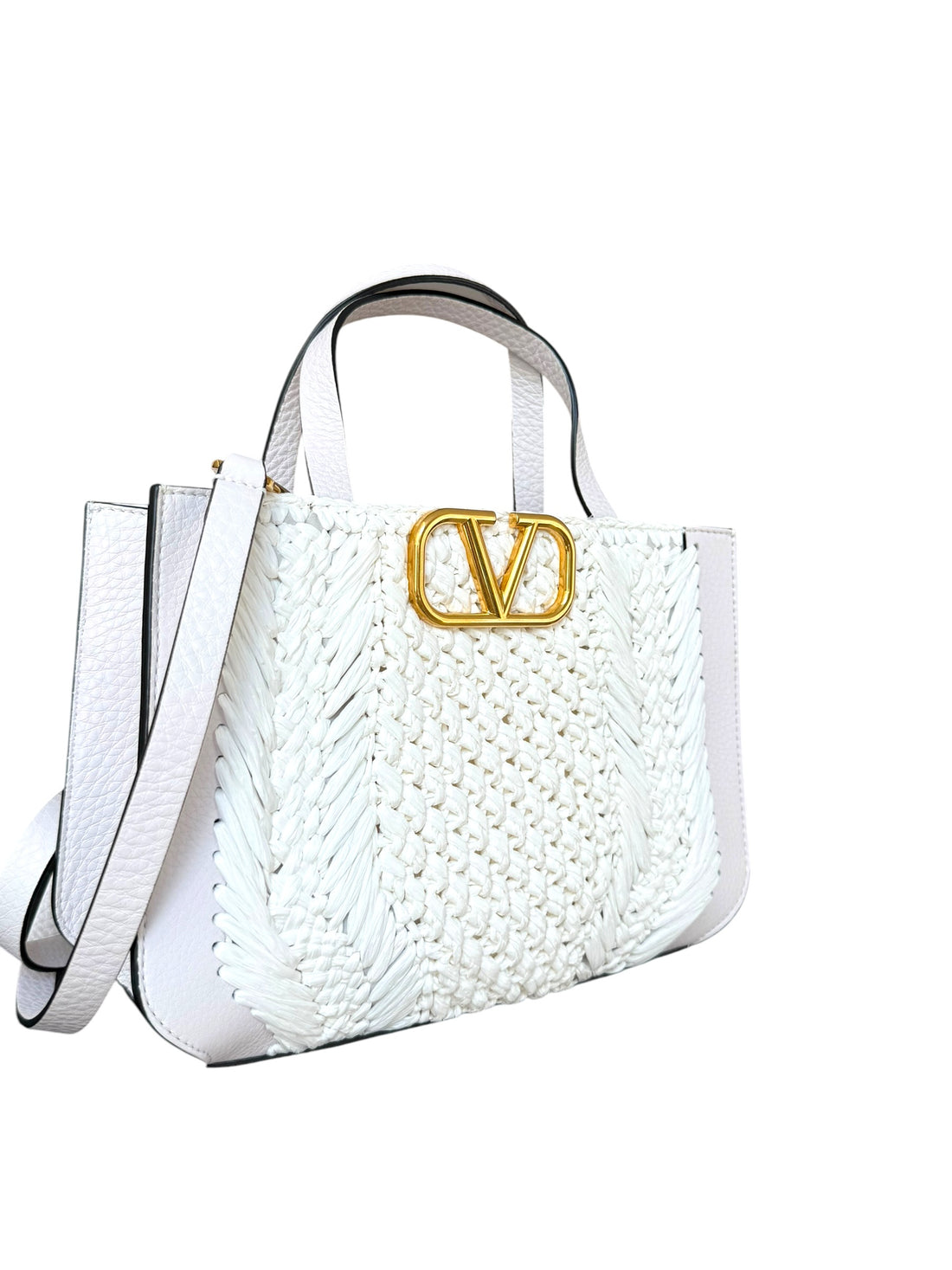 Valentino Tasche mit Logoplakette von VALENTINO GARAVANI in der Farbe Kreide, mit Lederbesatz, Raffiabast und goldfarbener Logoplakette