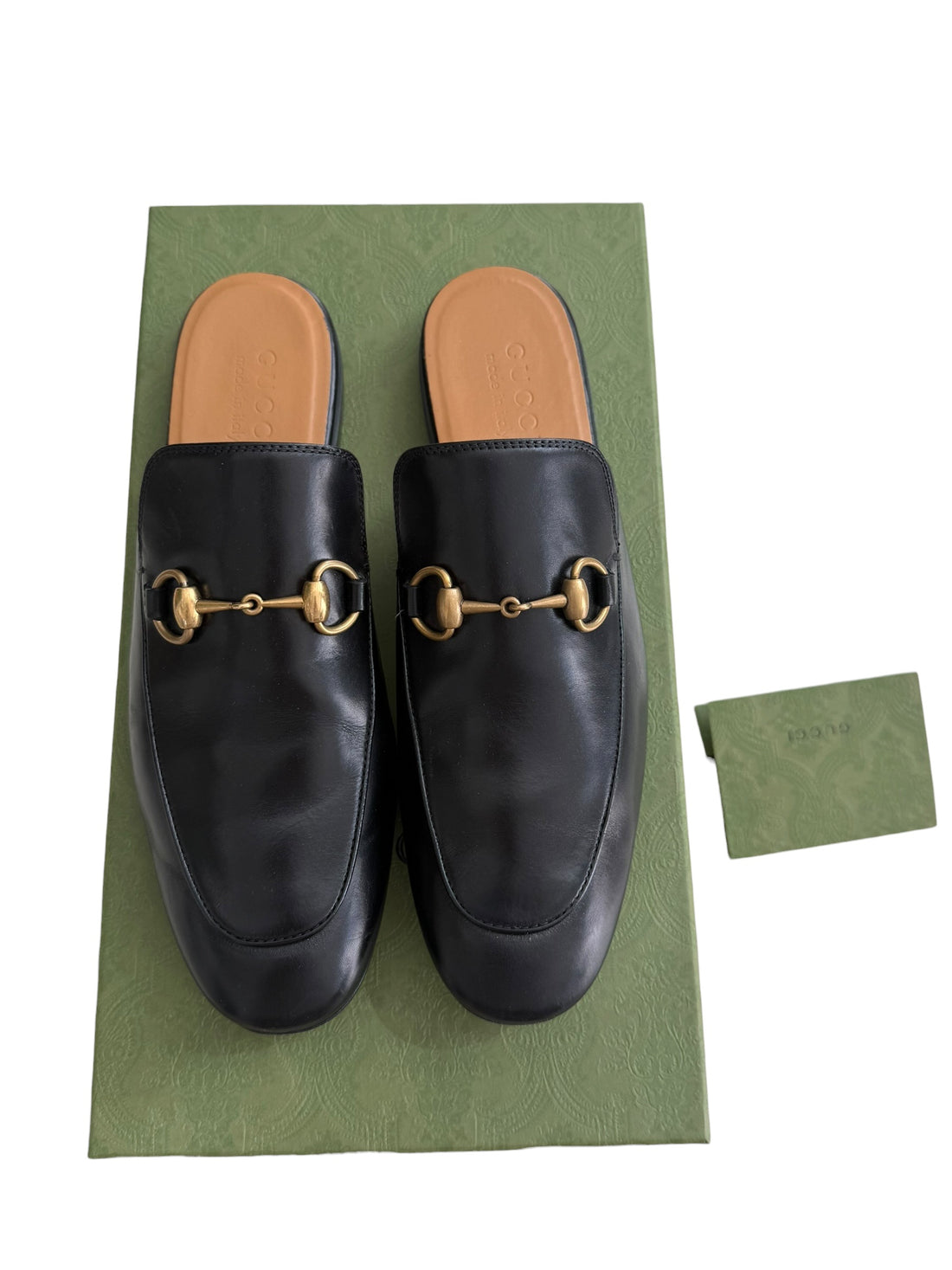 Die Gucci Loafer Mules Modell Princetown zeichnen sich durch ein ikonisches, goldfarbenes Horsebit-Detail aus