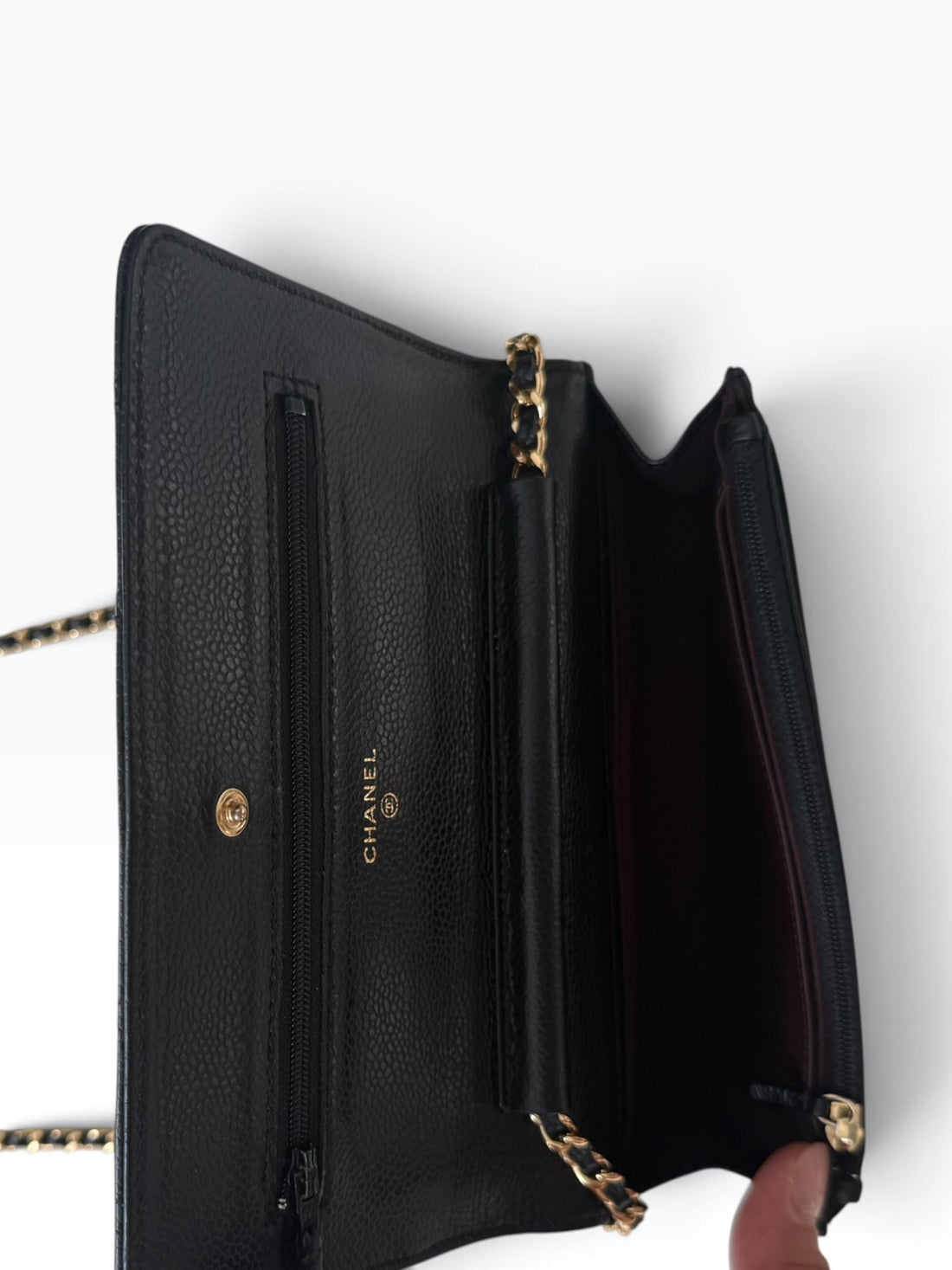 CHANEL WOC Wallet on Chain aus schwarzem genarbtem und glänzendem Kalbsleder und goldfarbener Hardware.