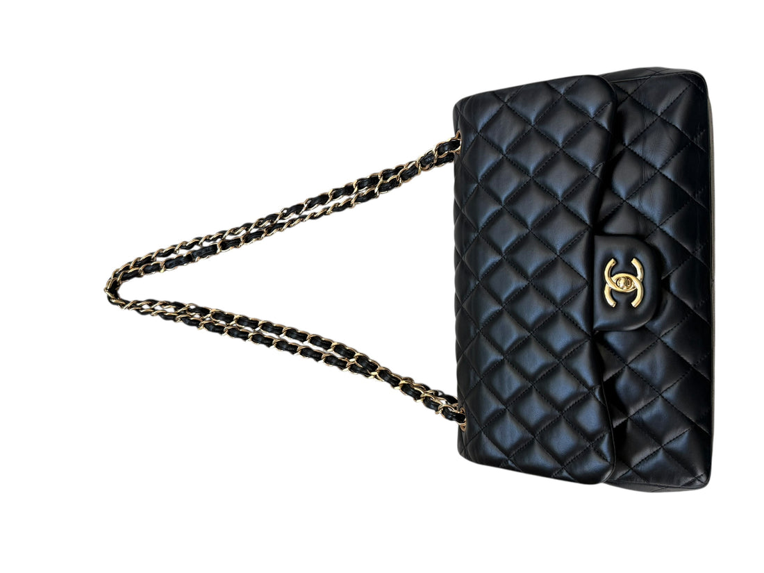 Chanel Classic Timeless Jumbo Double Flap Bag aus schwarzem Lammleder mit goldfarbener Hardware.