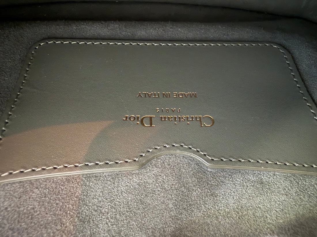 Sac porté épaule Bobby de Christian Dior en cuir de veau vert sauge avec détails en métal doré CD.