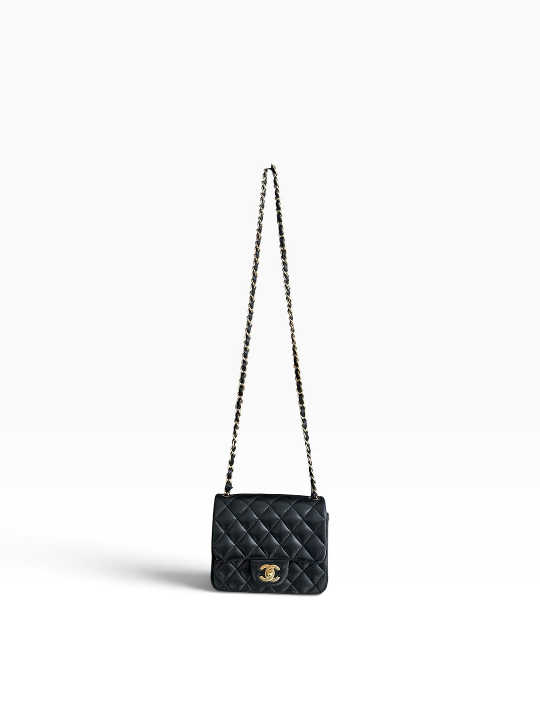 Chanel Classic Flap Bag Mini Square aus schwarzem Lammleder mit goldfarbenem Metall.