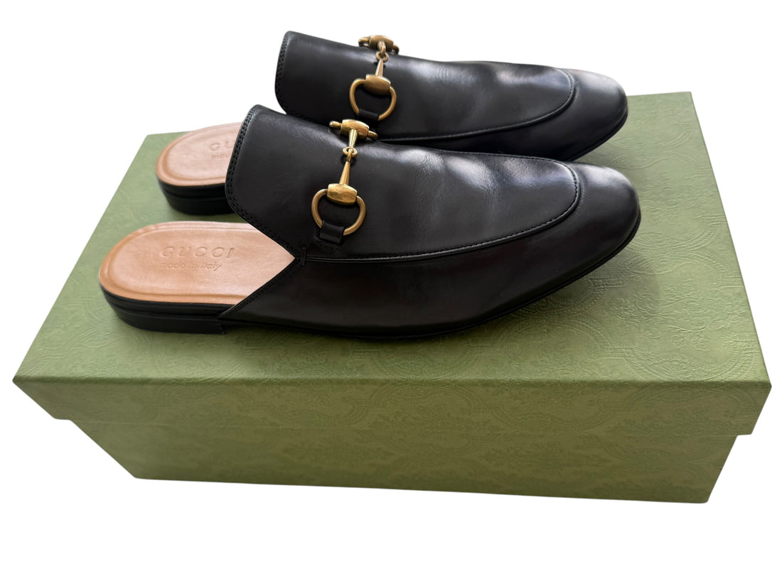 Die Gucci Loafer Mules Modell Princetown zeichnen sich durch ein ikonisches, goldfarbenes Horsebit-Detail aus