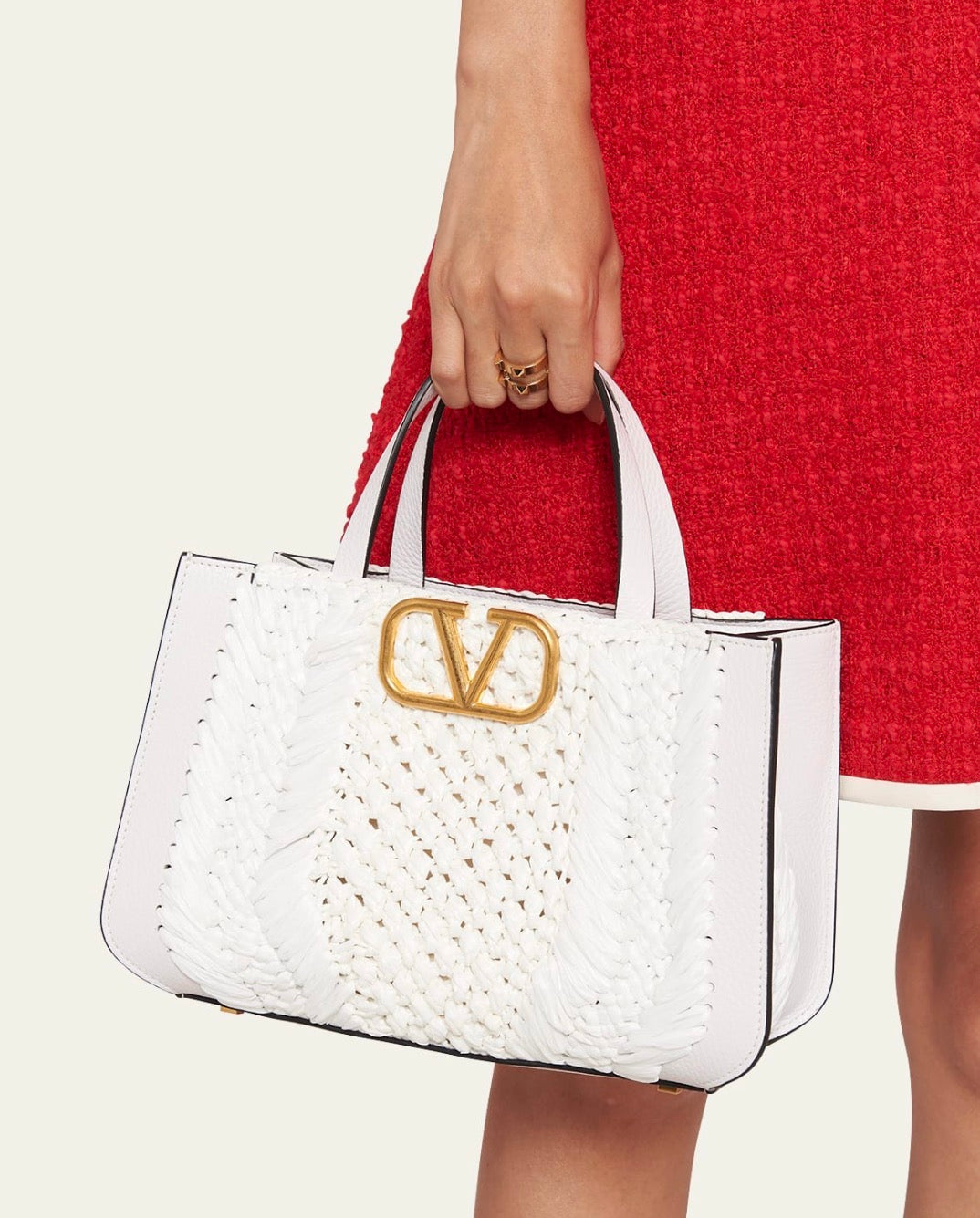 Valentino Tasche mit Logoplakette von VALENTINO GARAVANI in der Farbe Kreide, mit Lederbesatz, Raffiabast und goldfarbener Logoplakette