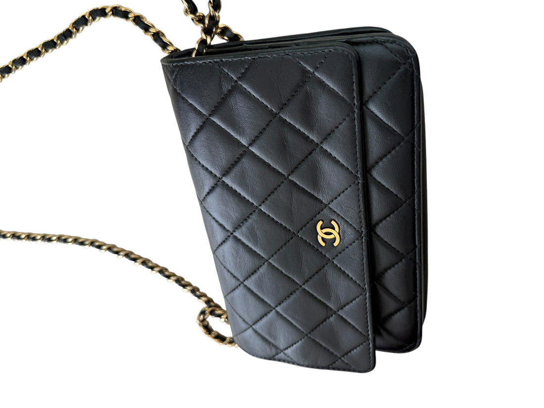 CHANEL WOC Wallet on Chain aus schwarzem Lammleder und goldfarbener Hardware.