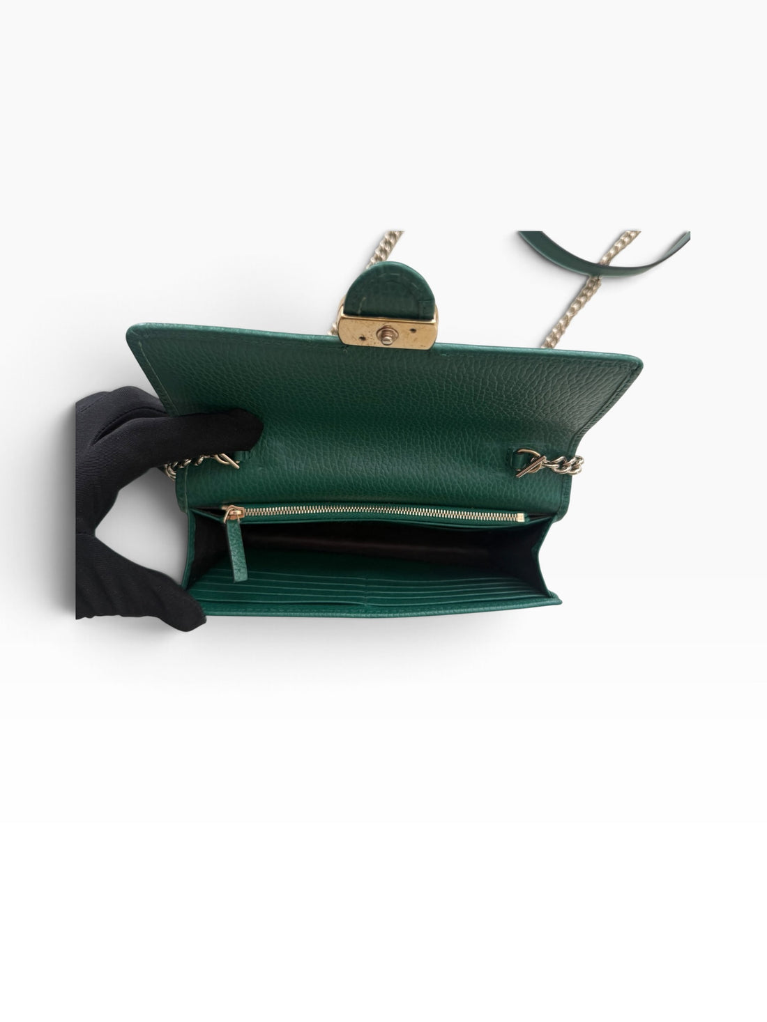 Gucci Interlocking G Dollar Wallet on Chain aus genarbtem Kalbsleder in der Farbe Tannengrün mit goldfarbenem Doppel-G-Logo und Kettenriemen.
