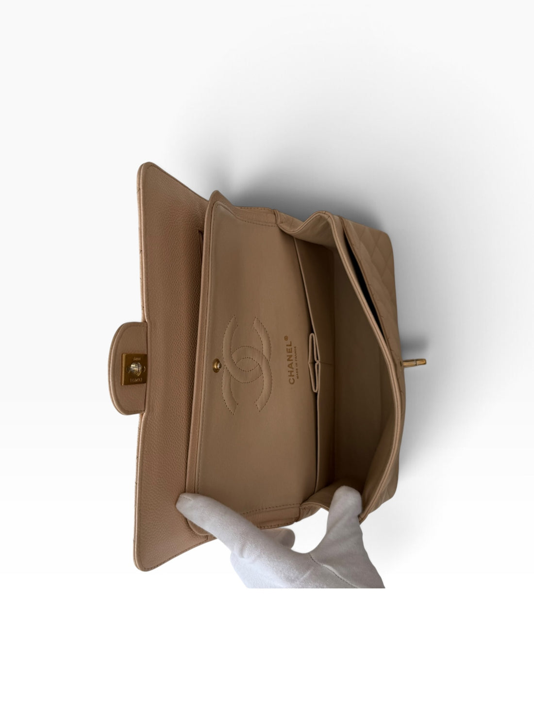 Diese Chanel Classic Medium Double Flap Bag ist aus beigem Kaviarleder gefertigt und verfügt über eine charakteristische Rautensteppung.