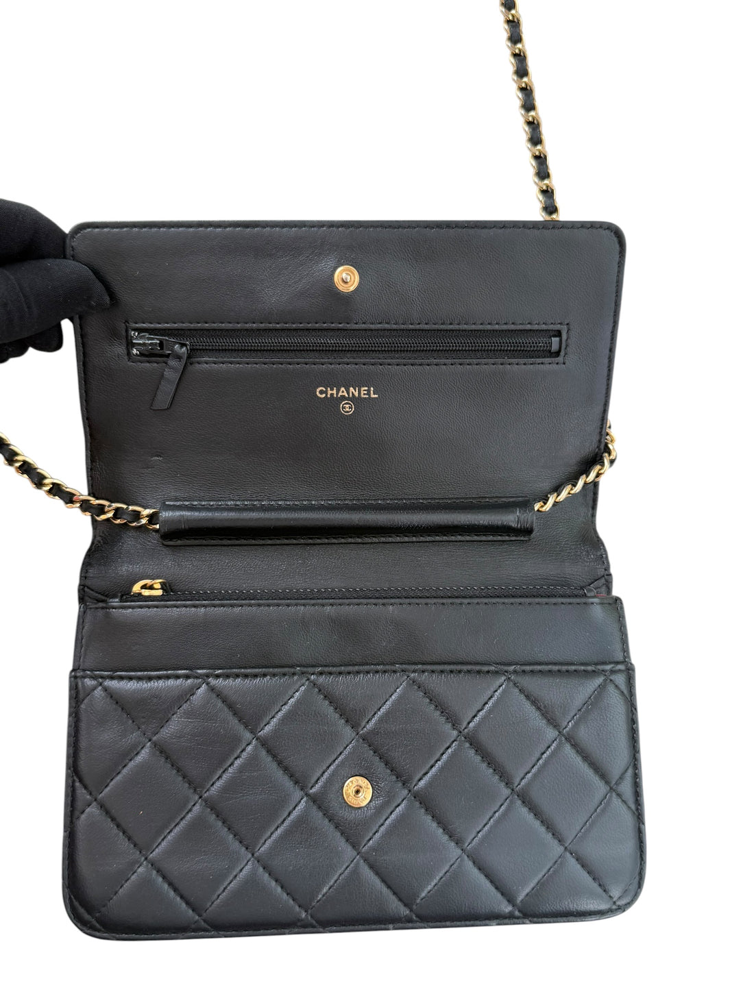 CHANEL WOC Wallet on Chain aus schwarzem Lammleder und goldfarbener Hardware.