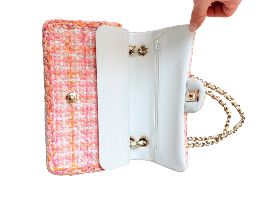 Chanel Timeless Double Flap Bag Medium in den Farben Rosa, Orange, Weiß mit geflochtenen Pailletten in Tweed.