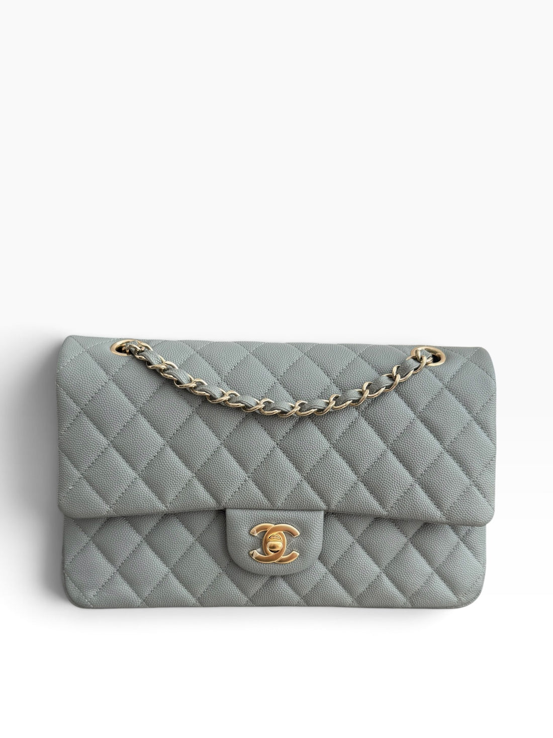 CHANEL Medium Classic Double Flap Bag aus grauem Kaviarleder (Kalbsleder) und goldfarbener Hardware.