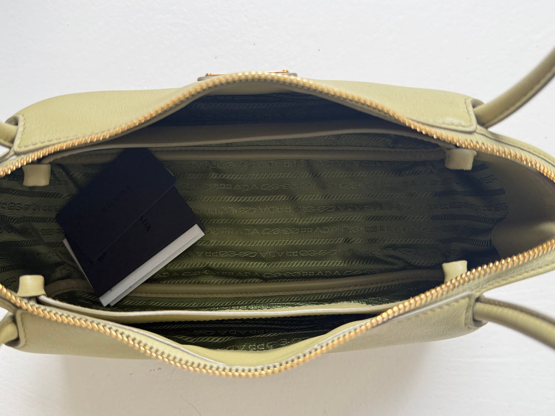 Prada Darling mittelgrosse Schulter Tasche in der Farbe Pistazie aus weichem Kalbsleder.