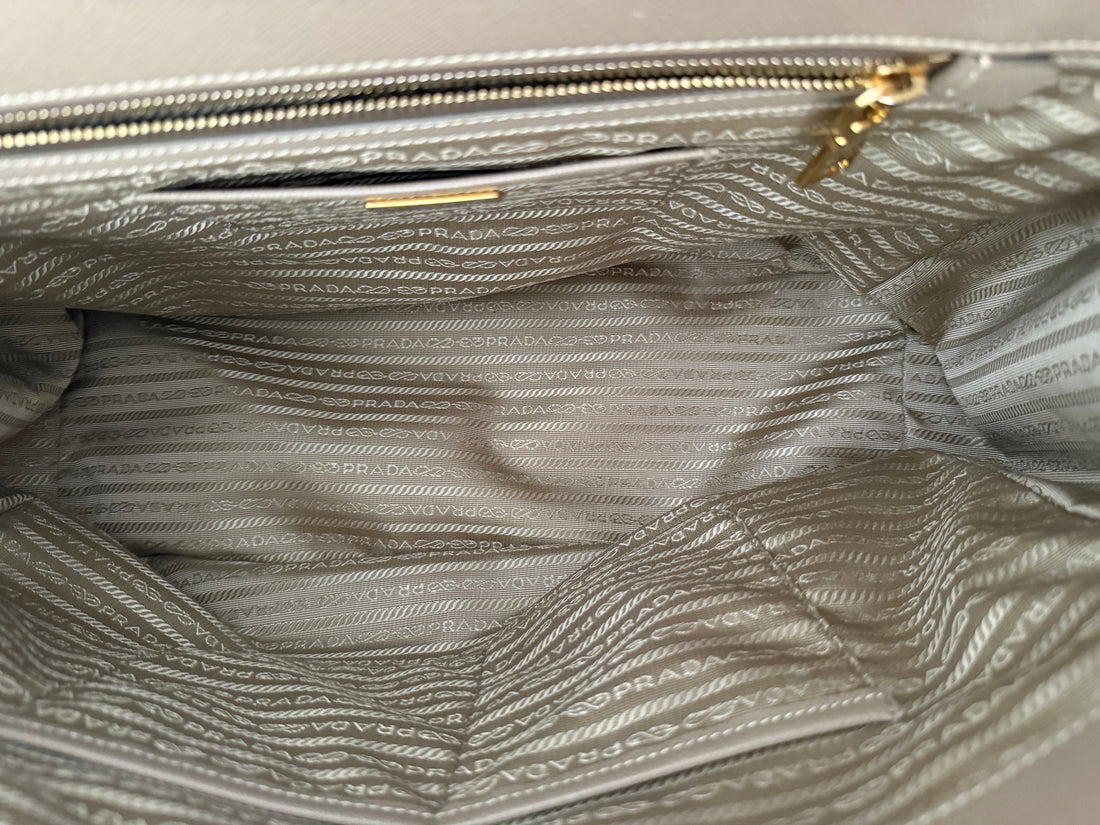 PRADA Saffiano Shopper Tote Bag in der Farbe Taupe / Beige